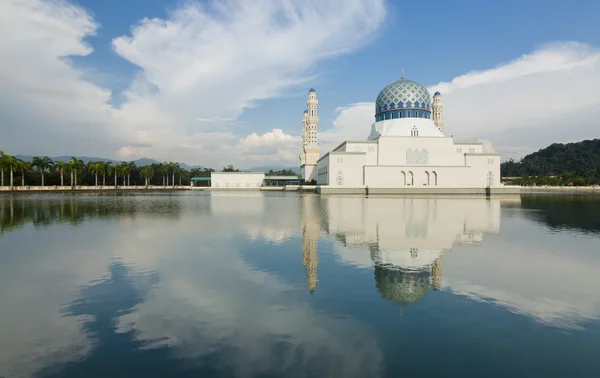 サバ州、ボルネオ島、マレーシアで青い空とコタ キナバル モスク — ストック写真