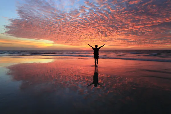 Silhueta de um homem com reflexo do pôr do sol em Sabah, Bornéu, Malásia — Fotografia de Stock