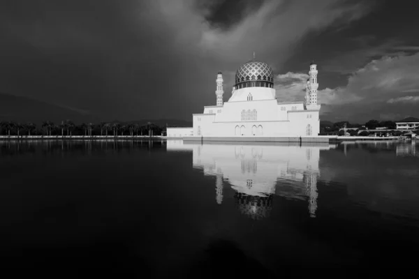 Kota kinabalu mešita v černé a bílé v sabah, Malajsie — Stock fotografie