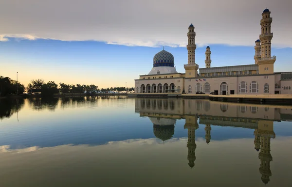 Reflexión de la mezquita Kota Kinabalu en Sabah, Malasia — Foto de Stock