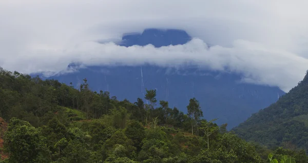 Monte Kinabalu coperto di nuvole nel Borneo, Sabah, Malesia — Foto Stock