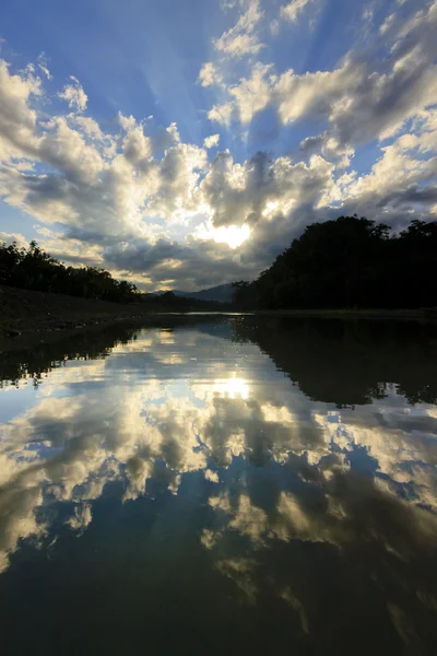 Reflexão de nuvens dramáticas com raios solares em Sabah, Malásia — Fotografia de Stock