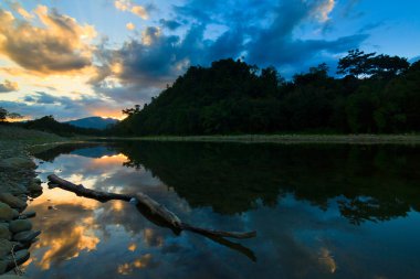 gün batımı ve sabah, borneo, Malezya bulutlara yansıması