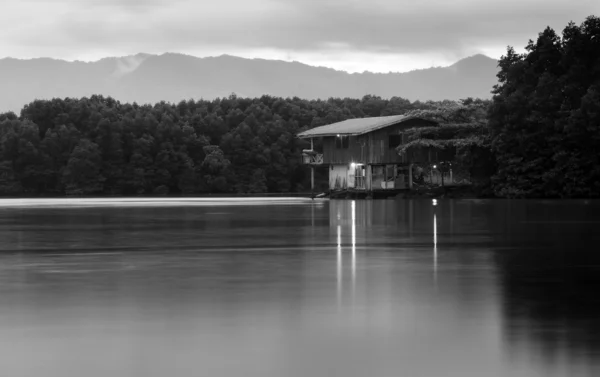 在马来西亚婆罗洲沙巴，湖边小屋 — 图库照片