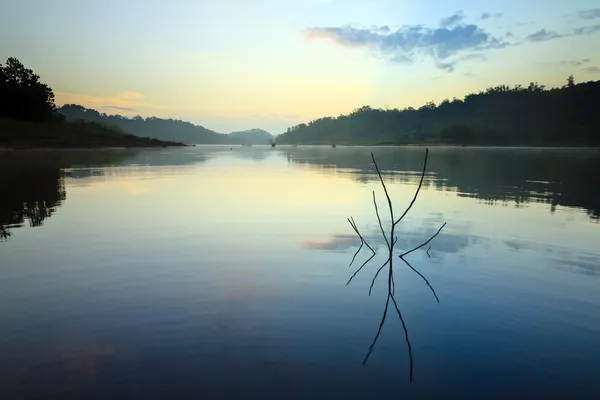 Refleksion af solopgang ved en sø i Borneo, Sabah, Malaysia - Stock-foto