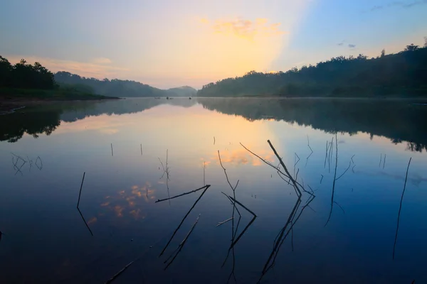 Borneo, sabah, Malezya bir göl güneş doğarken — Stok fotoğraf
