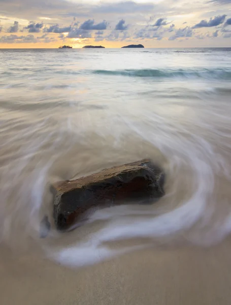Rock i fale na plaży w borneo, sabah, Malezja — Zdjęcie stockowe