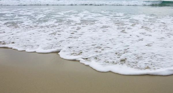 Fale na piaszczystej plaży — Zdjęcie stockowe