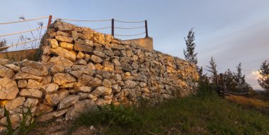 borneo, sabah, Malezya günbatımı ışıklar tarafından aydınlatılan taş duvar