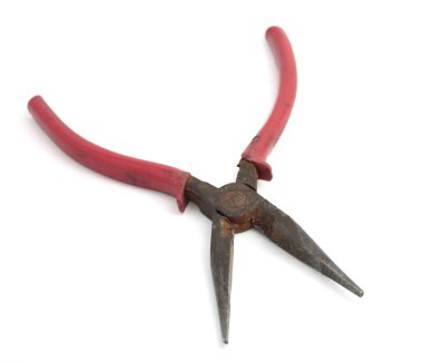 Beyaz arka plan üzerinde paslanmış pense