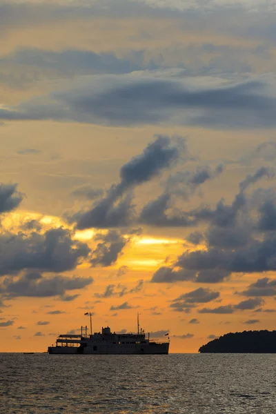Silhouette eines Schiffes bei Sonnenuntergang in Borneo, Sabah, Malaysia — Stockfoto