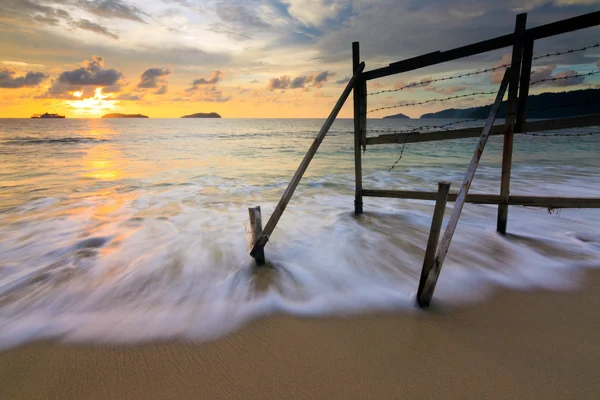 Ondas e pôr do sol em Bornéu, Sabah, Malásia — Fotografia de Stock