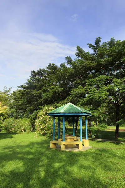 Rust hut in een park omgeven door de natuur — Stockfoto