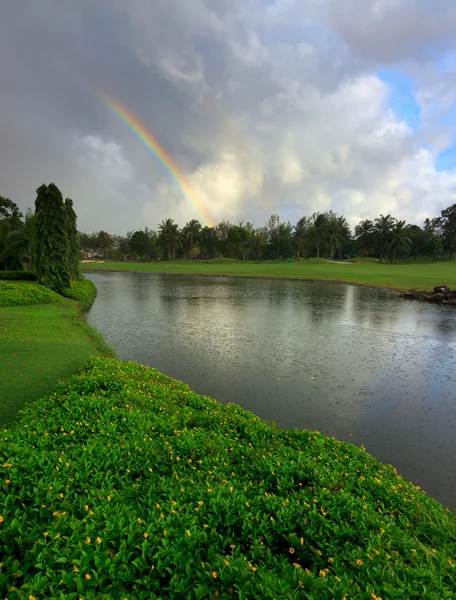 Arco iris y un lago en Borneo, Sabah, Malasia — Foto de Stock