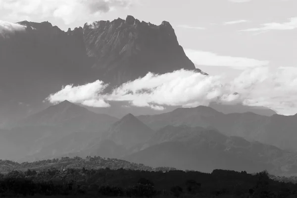 Mont Kinabalu situé à Sabah, Bornéo, Malaisie — Photo