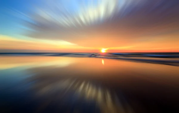 Abstrakte Reflexion des farbenfrohen Sonnenuntergangs als Hintergrund — Stockfoto