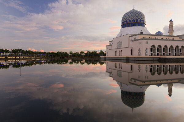 Отражение мечети Кота Кинабалу в Сабахе, Борнео, Малайзия
