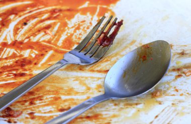 yağlı plaka ve yedikten sonra çatal