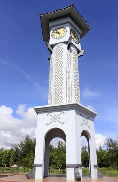 Torre del reloj con cielo azul en Kudat, Sabah, Malasia — Foto de Stock