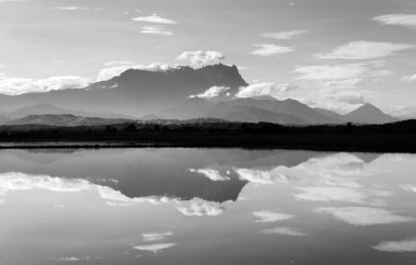 yansıma mount Kinabalu siyah beyaz
