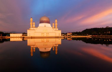bir kota kinabalu şehir Camii borneo, sabah, Malezya yansıması