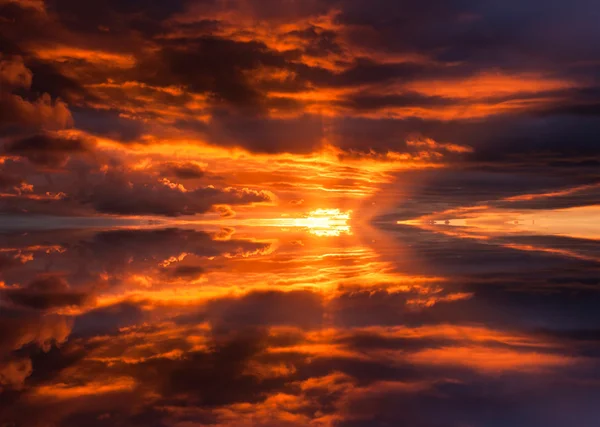 Reflexão abstrata do pôr do sol colorido para o fundo — Fotografia de Stock