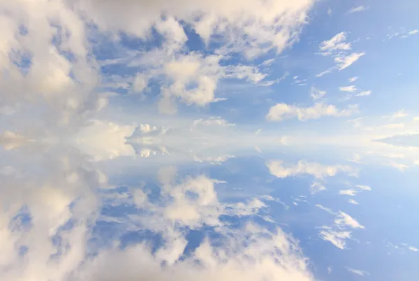Reflet abstrait des nuages et ciel bleu pour fond — Photo
