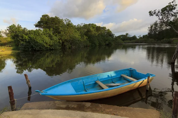 Bateau et lac au coucher du soleil — Photo