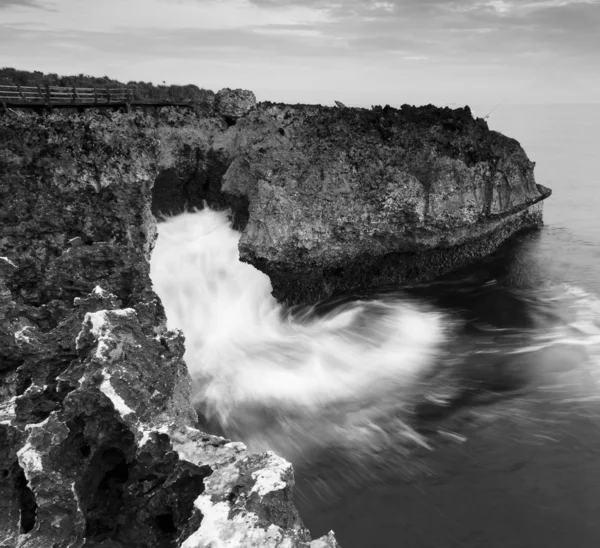 Paysage côtier noir et blanc à Water Blow, Bali, Indonésie — Photo