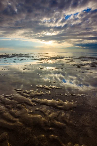 Reflejo del cielo dramático en la playa de Nusa Dua, Bali, Indonesia — Foto de Stock