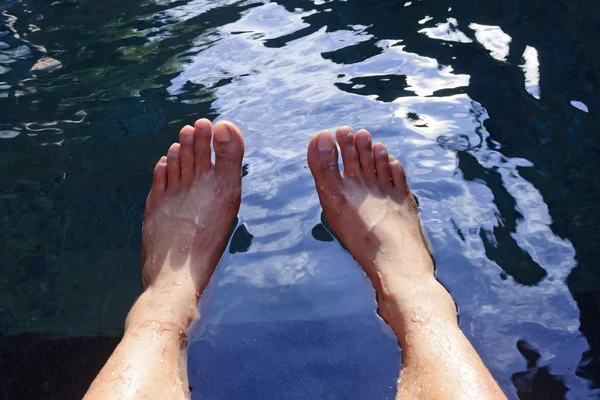 男性脚放在里面的游泳池 — 图库照片