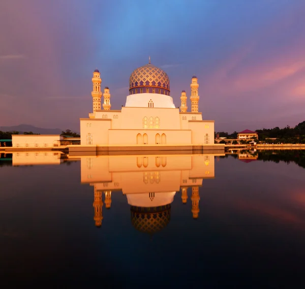 Kota kinabalu drijvende moskee in sabah, borneo, Maleisië — Stockfoto
