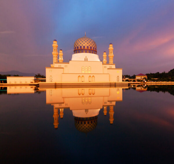 Плавучая мечеть Кота-Кинабалу в Сабахе, Борнео, Малайзия
