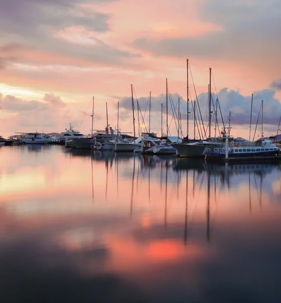 Segelboote mit Spiegelung des Sonnenuntergangs — Stockfoto