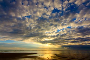 Sunrise dramatik bulut deseni ile