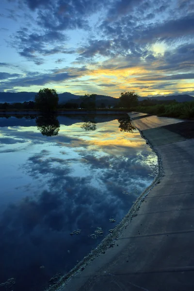 Reflexão do belo nascer do sol em Sabah, Bornéu, Malásia — Fotografia de Stock