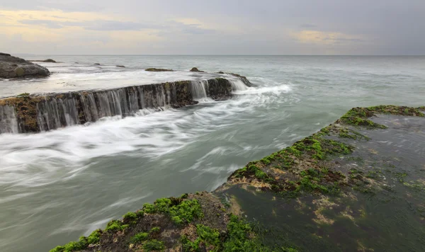 Dystra seascape på tanah lot, bali, Indonesien — Stockfoto