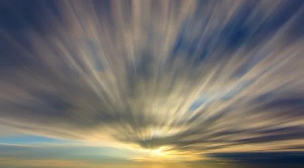 Langzeitbelichtung von Wolken bei Sonnenaufgang — Stockfoto