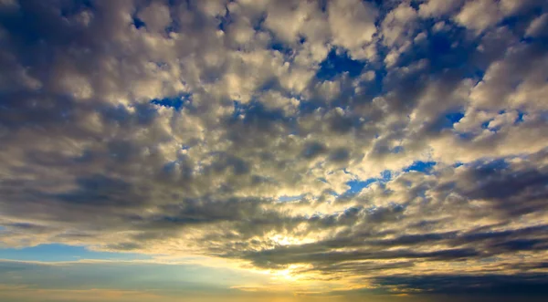 Salida del sol con dramático patrón de nubes —  Fotos de Stock