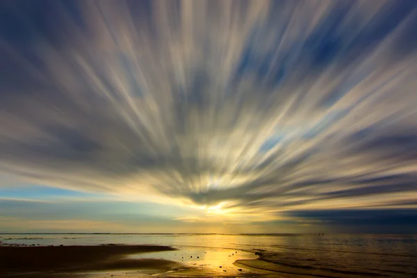 Langzeitbelichtung von Wolken bei Sonnenaufgang — Stockfoto