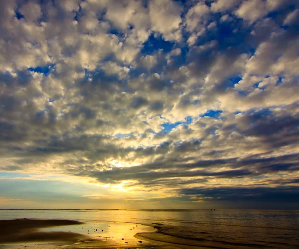 Wschód słońca z chmura dramatyczne wzór — Zdjęcie stockowe