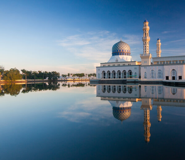Отражение мечети Кота Кинабалу в Сабахе, Борнео, Малайзия
