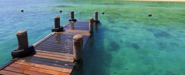 houten steiger op een tropisch eiland in sabah, borneo, Maleisië