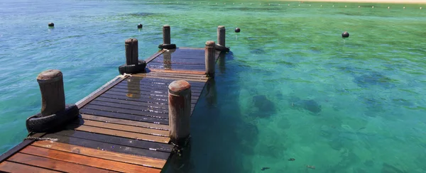 Jetty de lemn pe o insulă tropicală din Sabah, Borneo, Malaezia — Fotografie, imagine de stoc