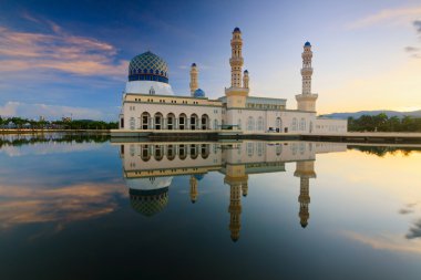 sabah, borneo, Malezya sunrise adlı bir caminin yansıması