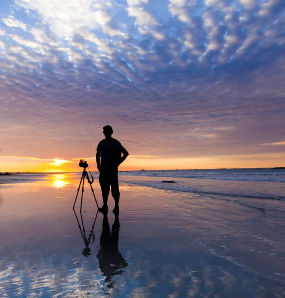 Silhouette of a photographer at sunset — Stock Photo, Image