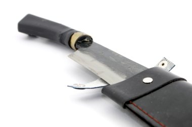 pala ile beyaz zemin üzerine deri çanta