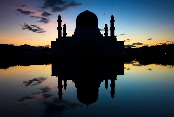 Silhouet en reflectie van een moskee in sabah, borneo, Maleisië — Stockfoto