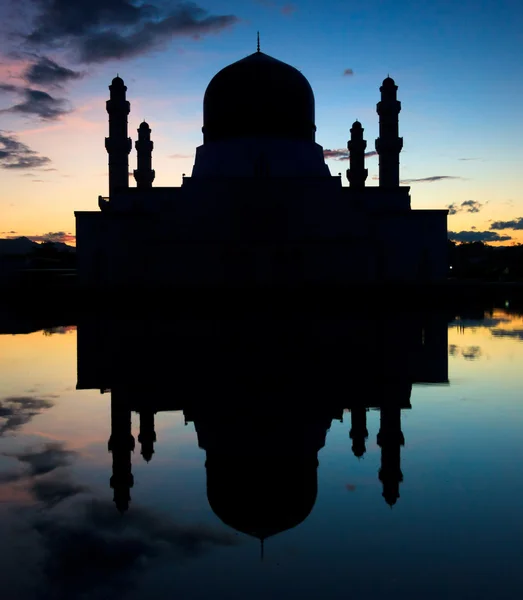 Silhouette och reflektion av en moské på sabah, borneo, malaysia — Stockfoto