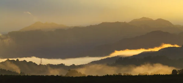 Couches de collines brumeuses au lever du soleil — Photo
